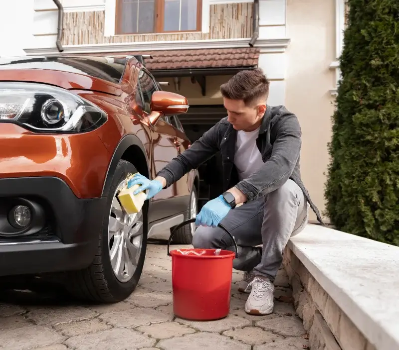Lavage auto à domicile Saint-Fréjoux : professionnel intervenant sur un véhicule
